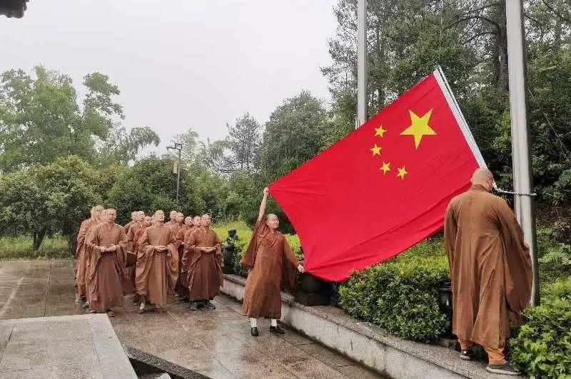 在银行捡到钱作为保安应该怎样做？游戏画面